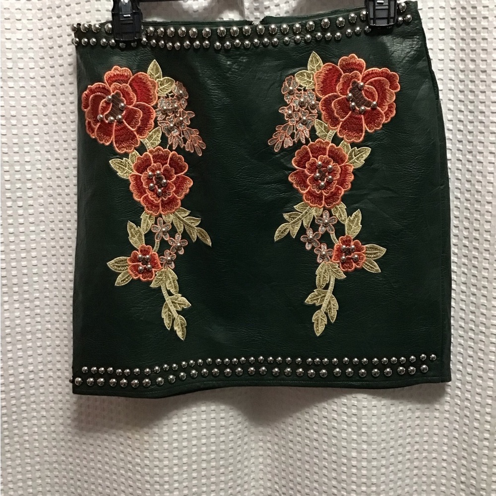 Romeo & Juliet Couture Green Embellished Mini Pencil Skirt